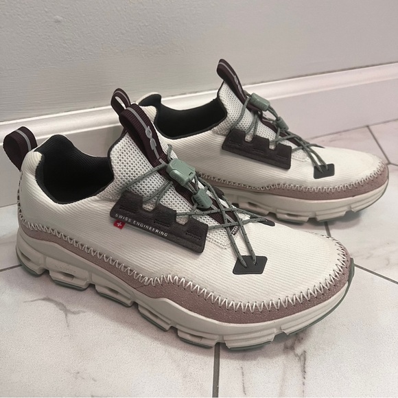 On Running Shoes - On Cloudaway Ice / Moss Sneakers Size 7.5 Womens